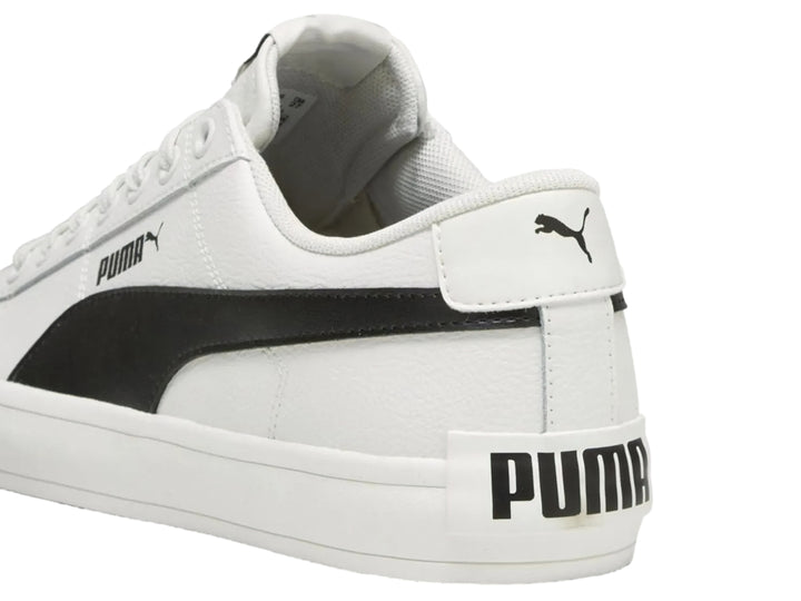 Tenis PUMA Bari Casual color blanco con franja lateral negra y suela blanca.