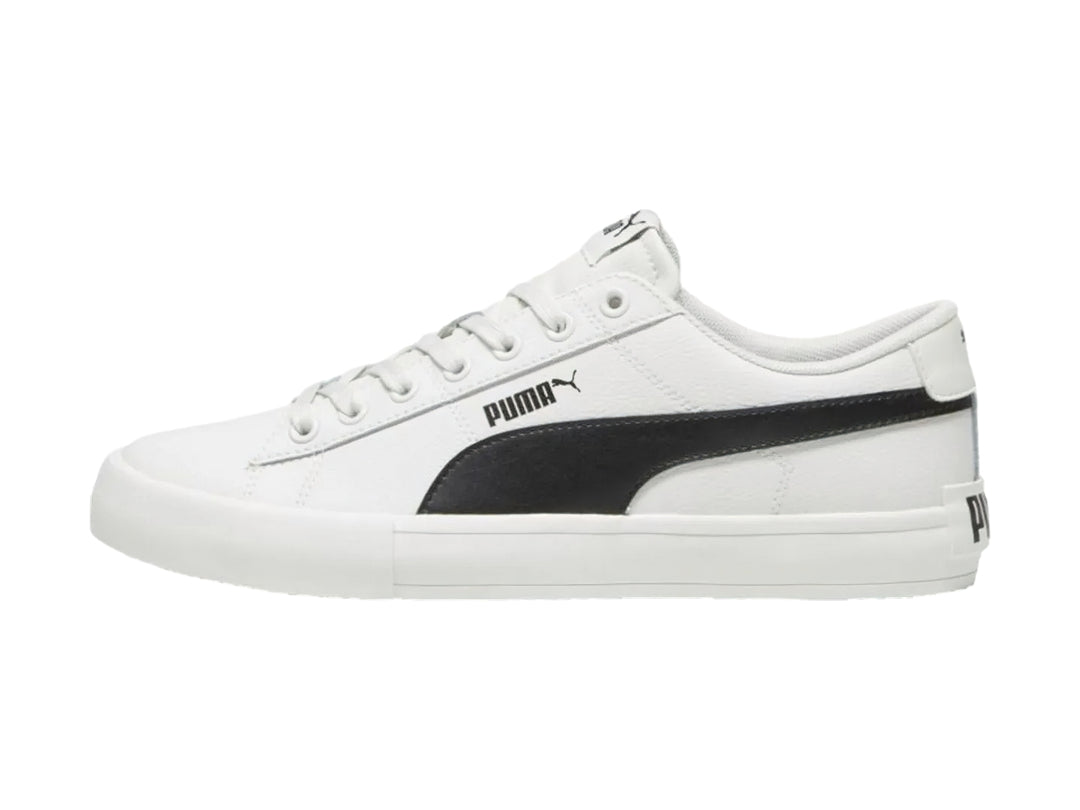Tenis PUMA Bari Casual color blanco con franja lateral negra y suela blanca.