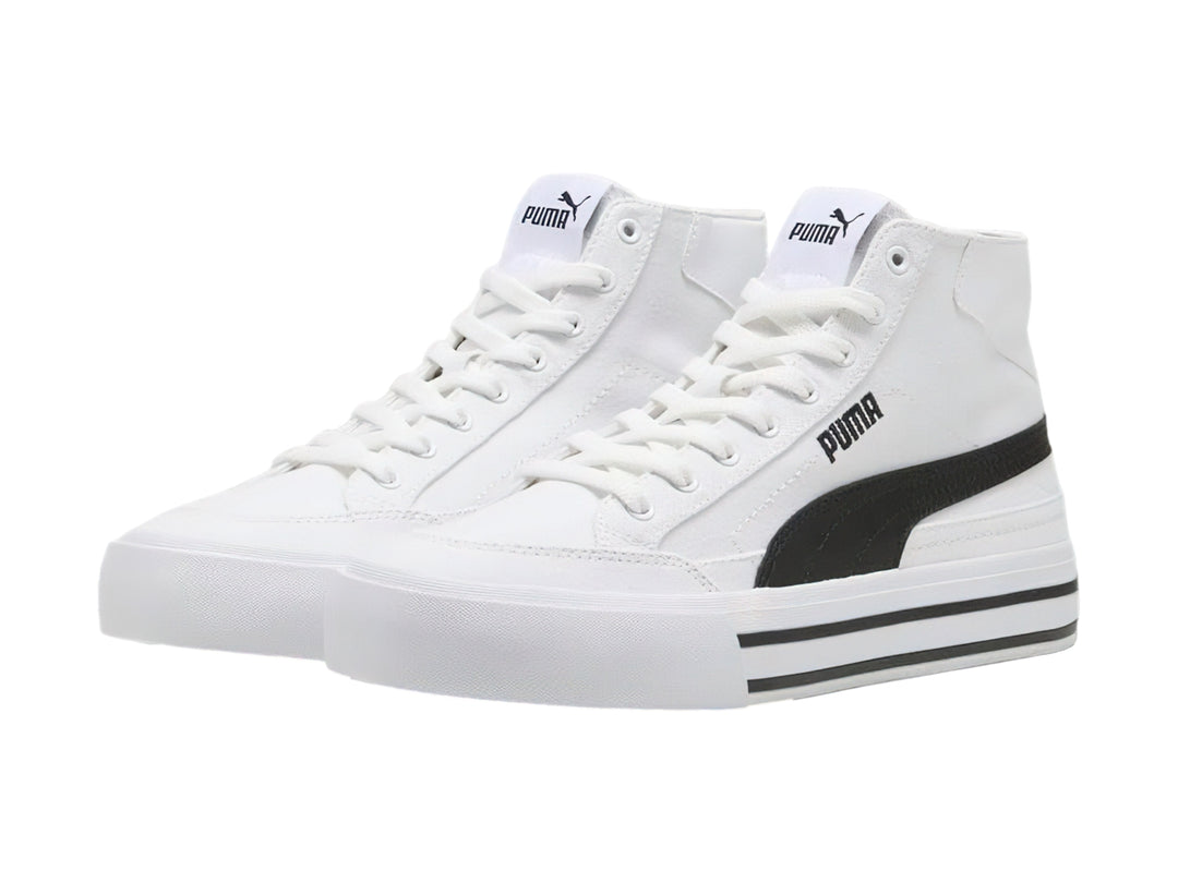 Tenis PUMA blancos de caña alta con franjas negras en la suela.
