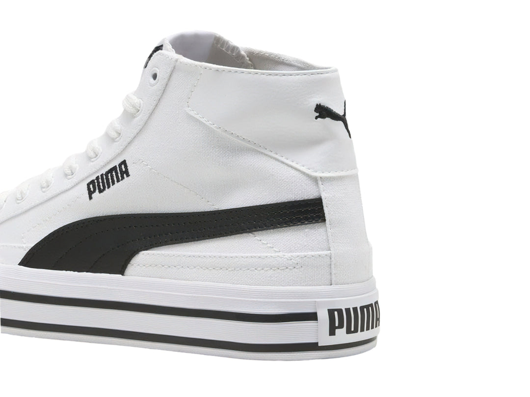 Tenis PUMA blancos de caña alta con franjas negras en la suela.