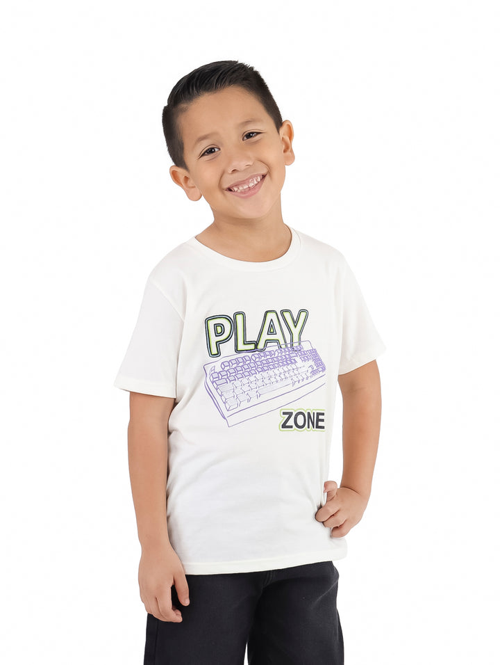 Niño vistiendo playera color ivory con estampado de teclado y texto PLAY ZONE.