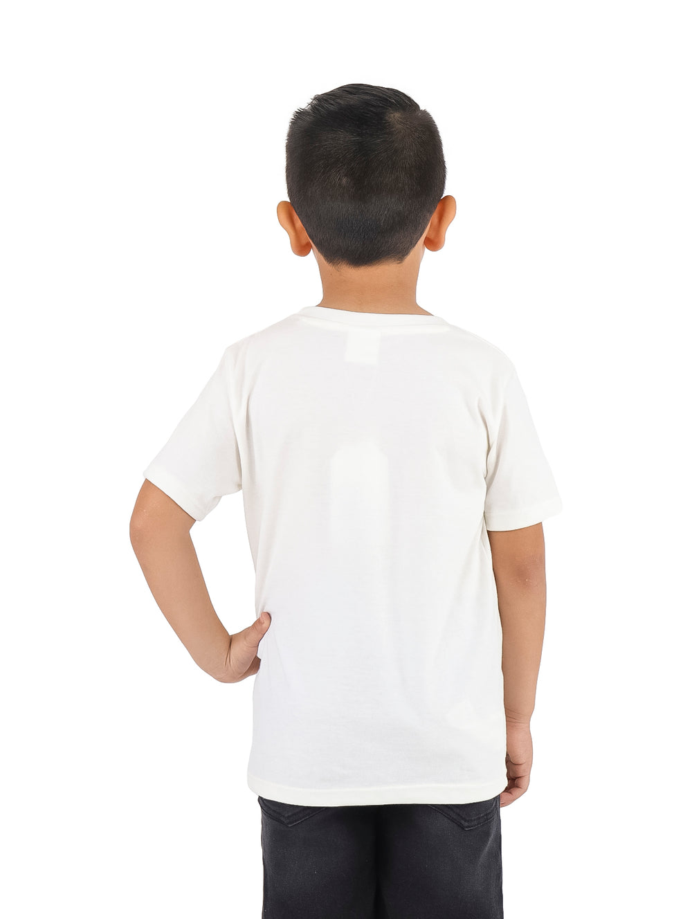 Niño vistiendo playera color ivory con estampado de teclado y texto PLAY ZONE.