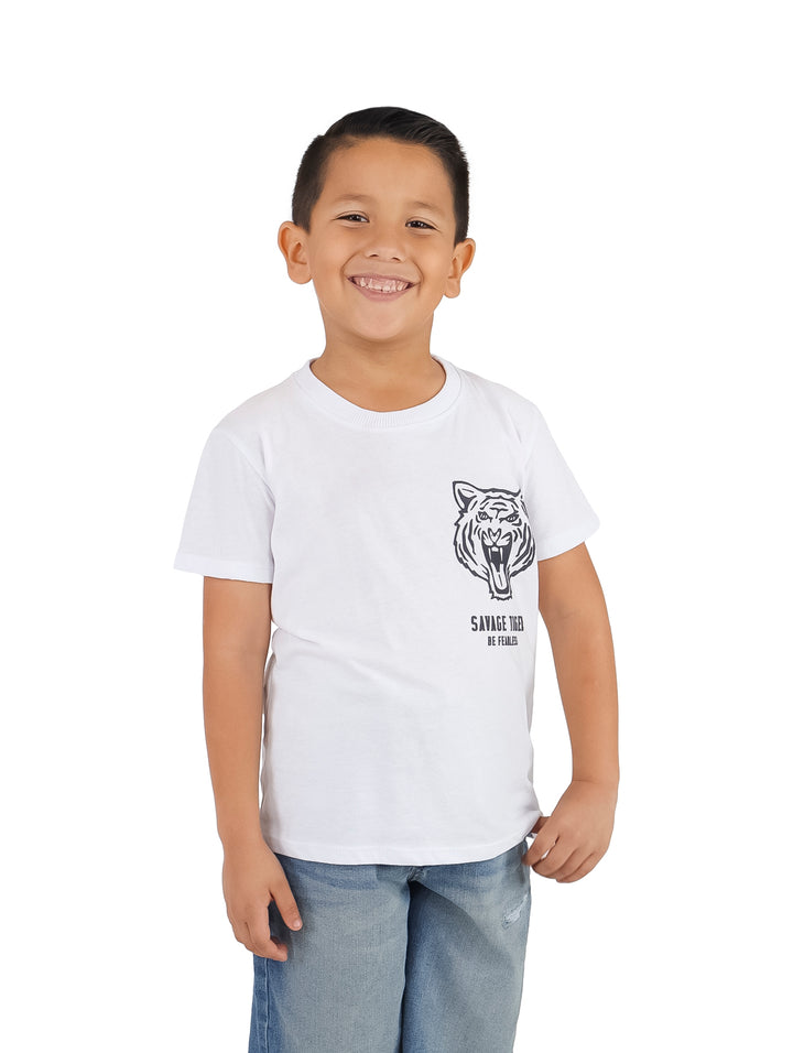 Niño vistiendo una playera blanca de manga corta con estampado de tigre en el pecho.