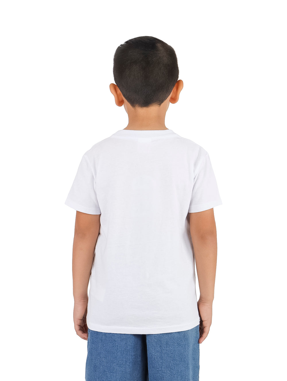 Niño vistiendo una playera blanca de manga corta con estampado de tigre en el pecho.