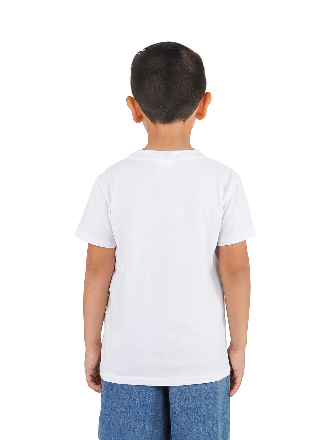 Niño vistiendo una playera blanca de manga corta con estampado de tigre en el pecho.