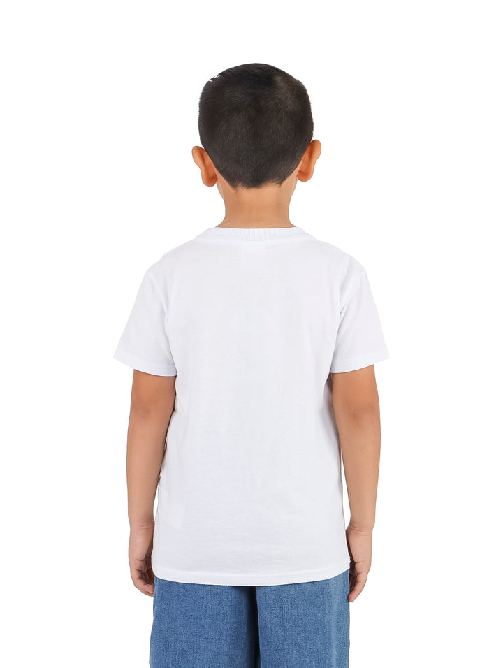 Niño vistiendo una playera blanca de manga corta con estampado de tigre en el pecho.
