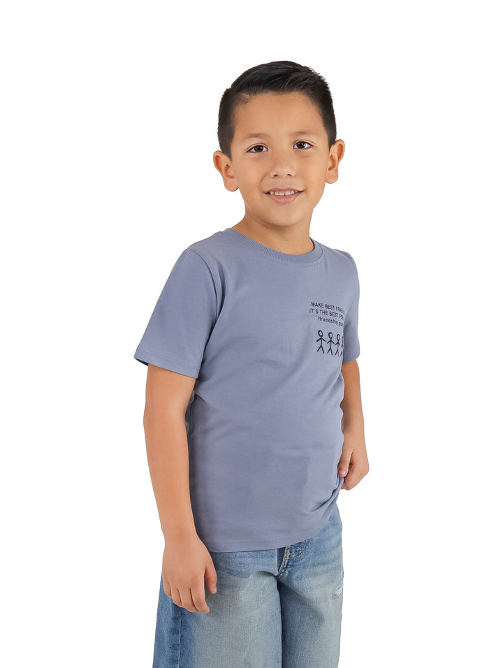 Niño usando una playera gris de manga corta con cuello redondo y un pequeño estampado frontal.