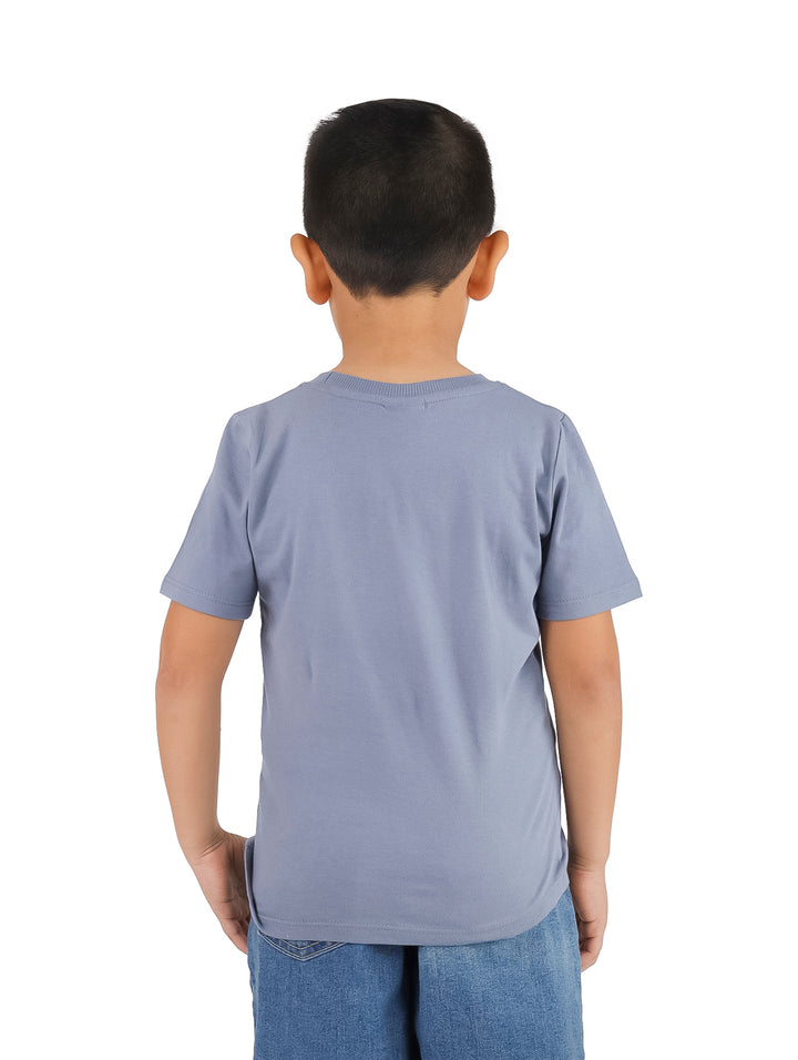 Niño usando una playera gris de manga corta con cuello redondo y un pequeño estampado frontal.