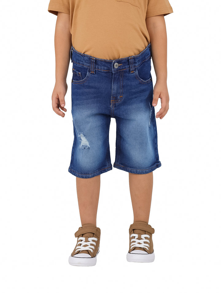 Shorts de mezclilla azul con efecto desgastado para niño.