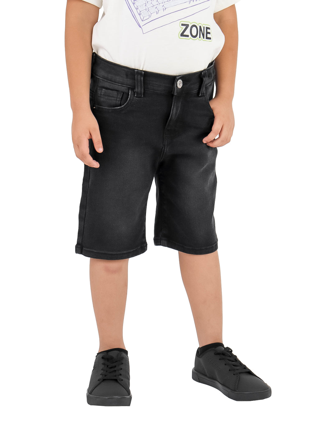 Niño vistiendo un short de mezclilla color negro y calzado negro sobre fondo blanco.