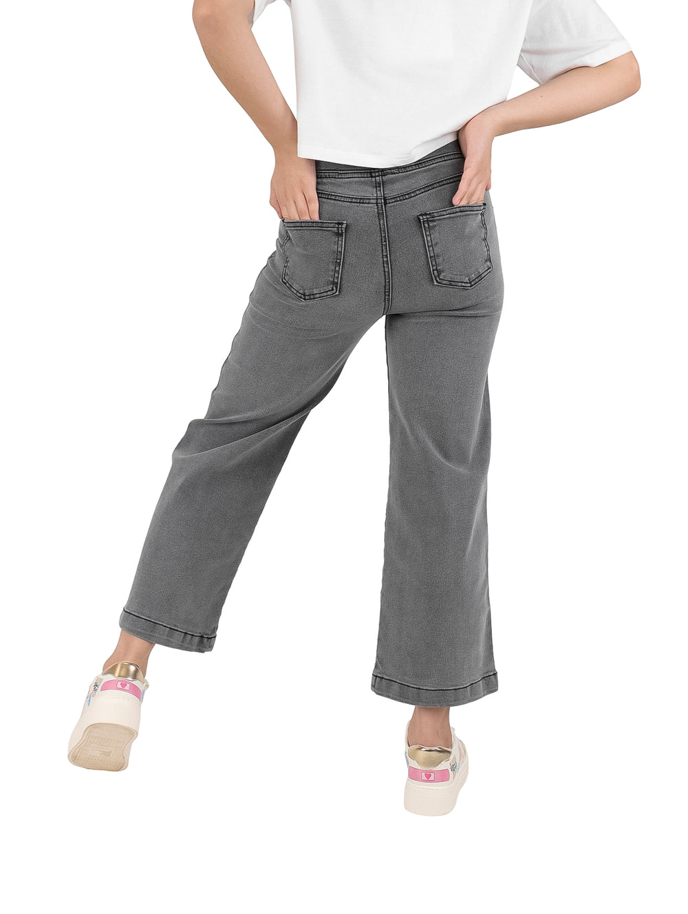 Pantalón de mezclilla gris para niña con estampado de corazones blancos.