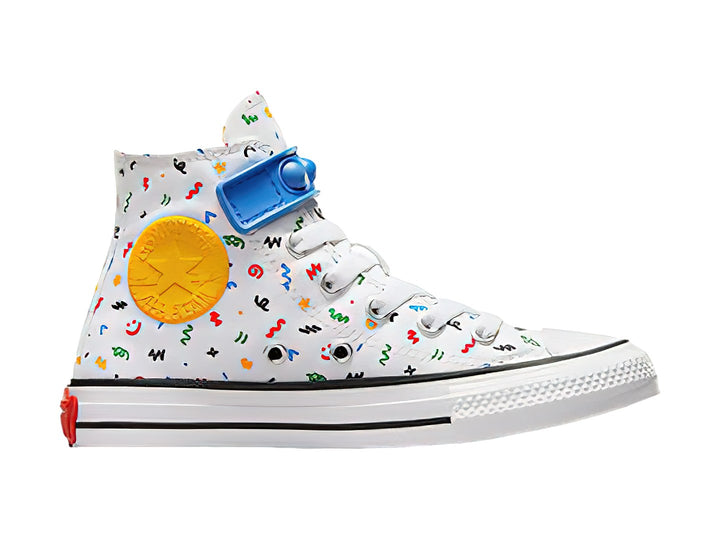 Tenis Converse blancos de bota alta con estampado multicolor y correa azul.