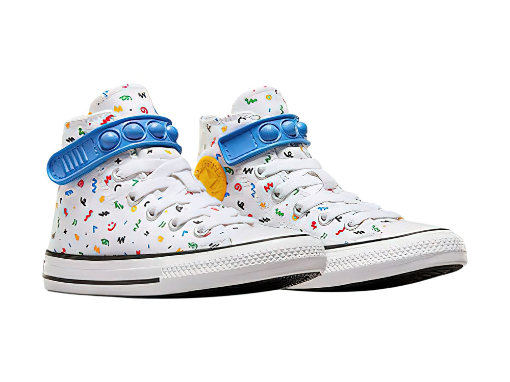 Tenis Converse blancos de bota alta con estampado multicolor y correa azul.