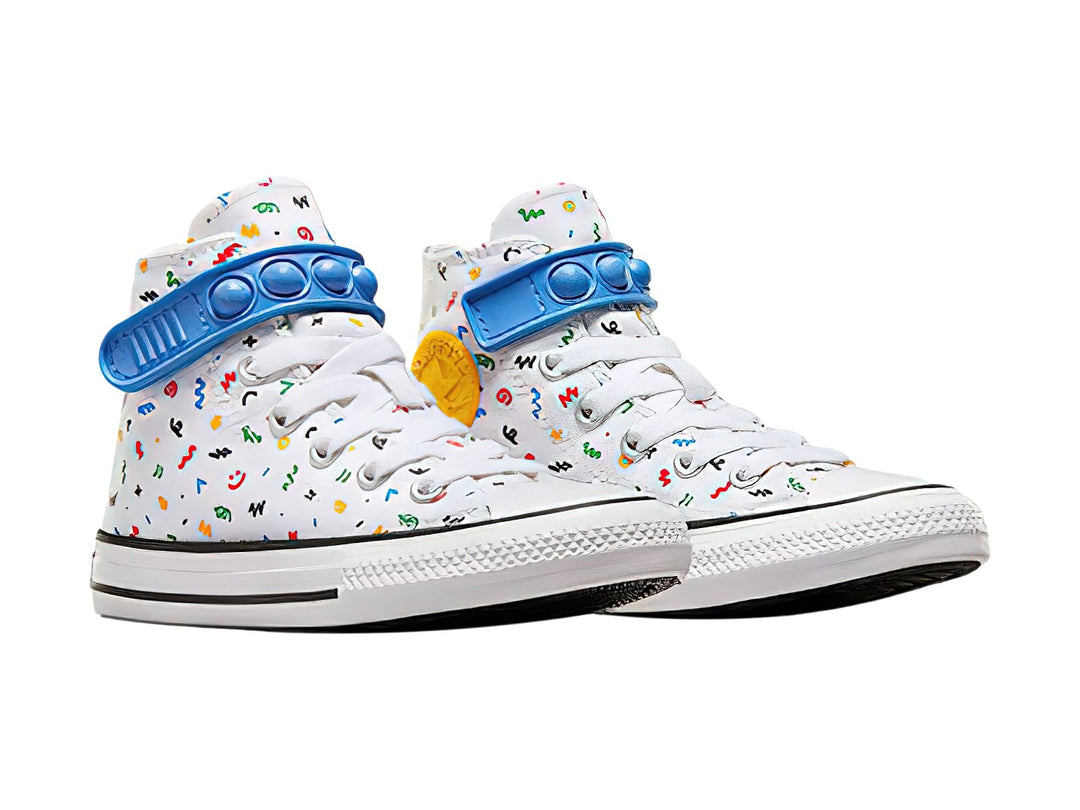 Tenis Converse blancos de bota alta con estampado multicolor y correa azul.