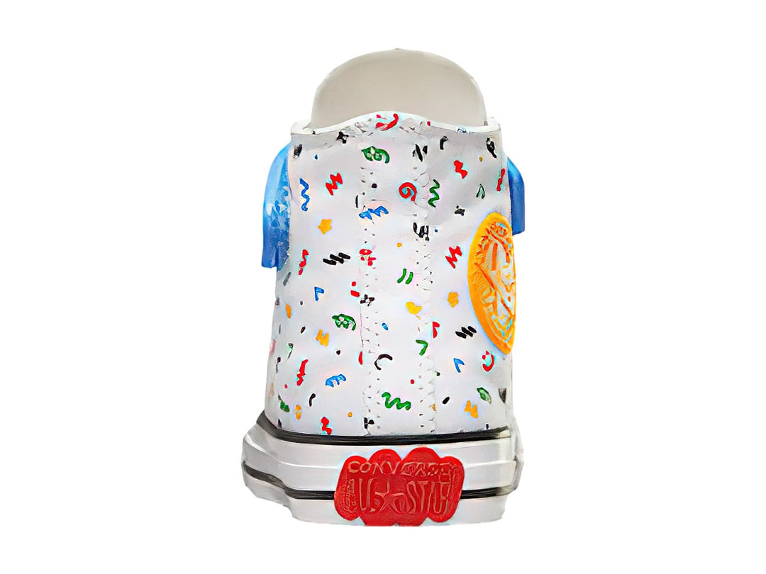 Tenis Converse blancos de bota alta con estampado multicolor y correa azul.