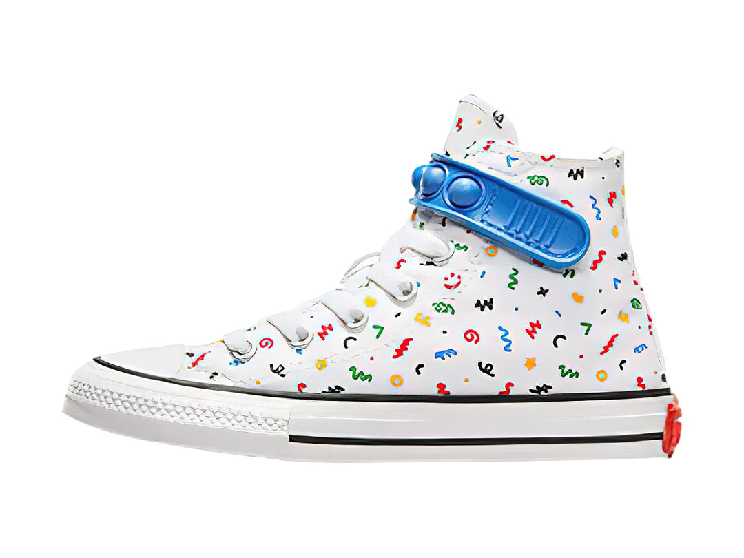 Tenis Converse blancos de bota alta con estampado multicolor y correa azul.