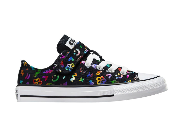 Tenis Converse infantiles negros con patrones coloridos, suela blanca y correa de velcro.