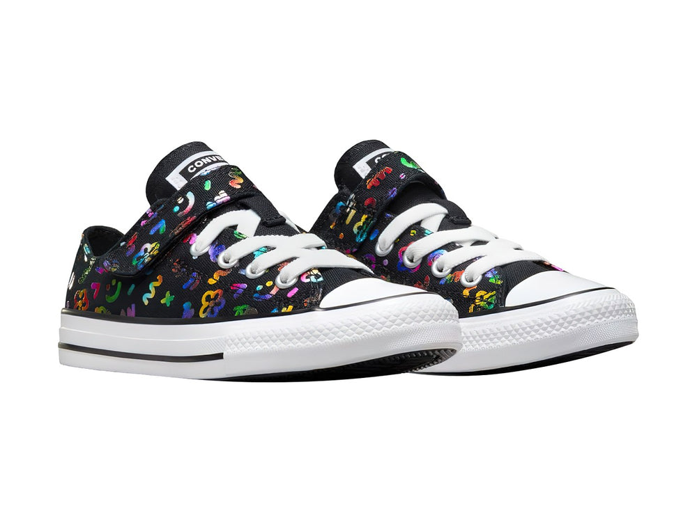 Tenis Converse infantiles negros con patrones coloridos, suela blanca y correa de velcro.