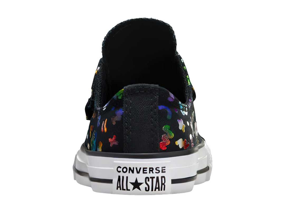 Tenis Converse infantiles negros con patrones coloridos, suela blanca y correa de velcro.
