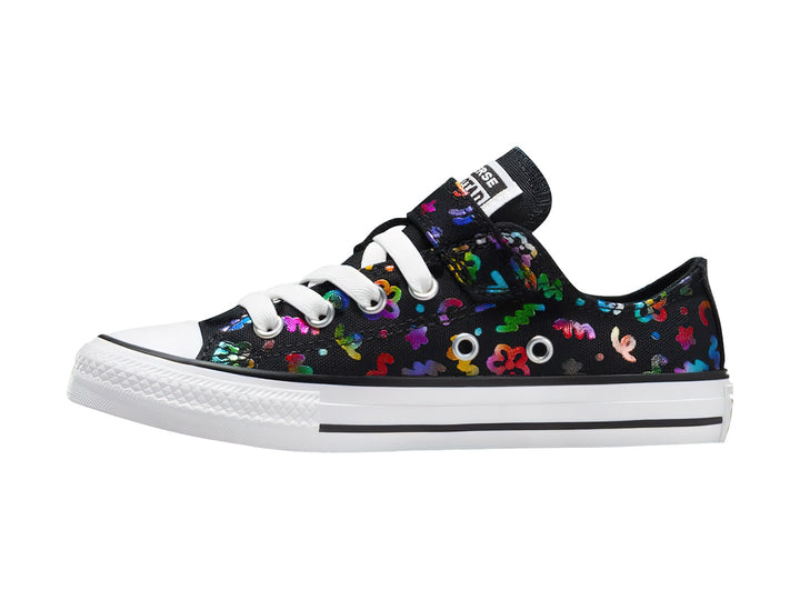 Tenis Converse infantiles negros con patrones coloridos, suela blanca y correa de velcro.