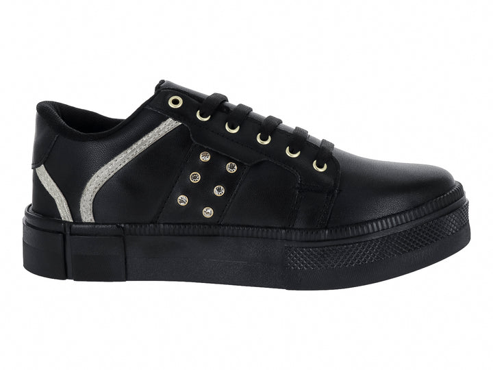 Tenis negros de plataforma con detalles plateados y ojillos dorados.