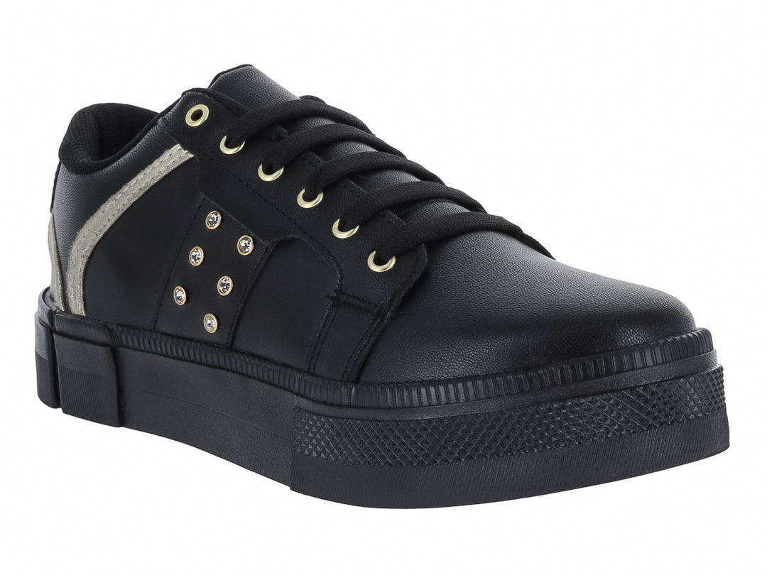 Tenis negros de plataforma con detalles plateados y ojillos dorados.