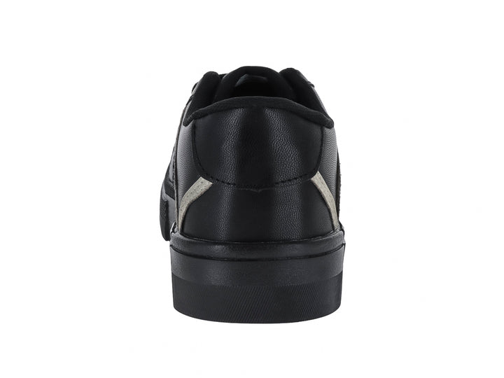 Tenis negros de plataforma con detalles plateados y ojillos dorados.