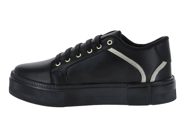 Tenis negros de plataforma con detalles plateados y ojillos dorados.