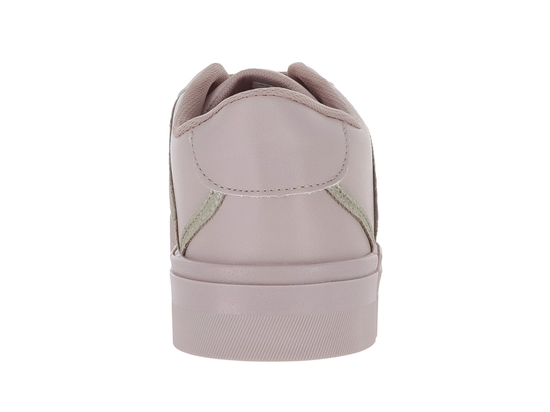Tenis casuales color maquillaje para mujer con suela de plataforma y detalles decorativos dorados en el lateral.
