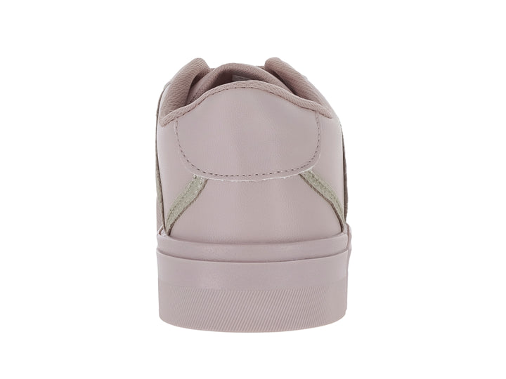 Tenis casuales color maquillaje para mujer con suela de plataforma y detalles decorativos dorados en el lateral.