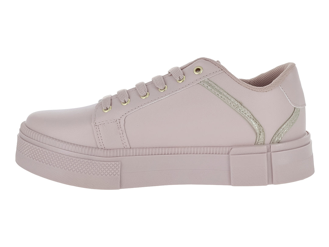 Tenis casuales color maquillaje para mujer con suela de plataforma y detalles decorativos dorados en el lateral.