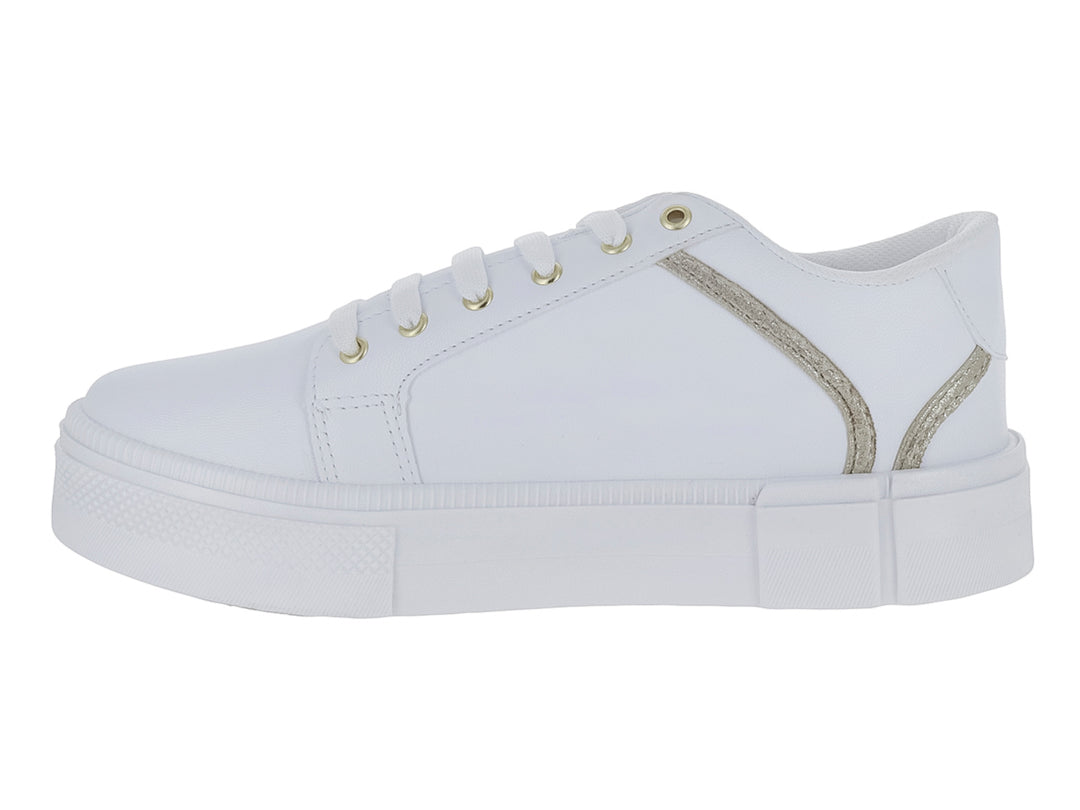 Tenis blancos de plataforma para Mujer con detalles brillantes y estoperoles dorados laterales.