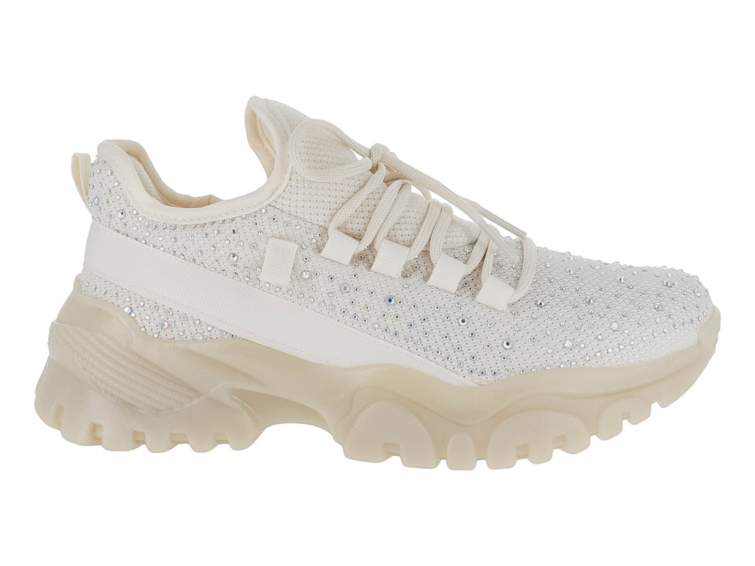 Tenis color beige con suela chunky y detalles de brillantes en la parte superior.