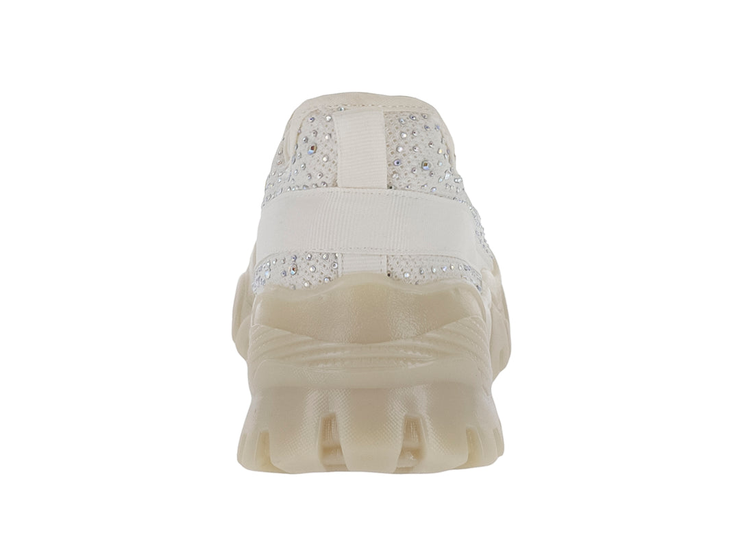 Tenis color beige con suela chunky y detalles de brillantes en la parte superior.