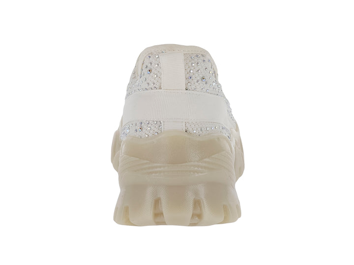 Tenis color beige con suela chunky y detalles de brillantes en la parte superior.