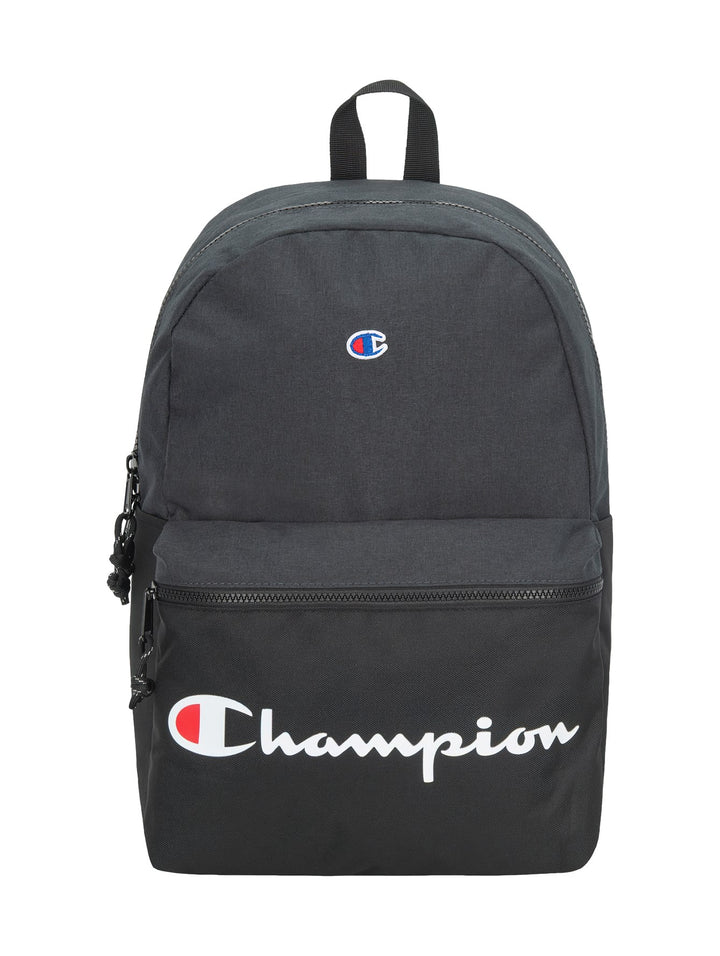 Mochila deportiva color negro de la marca Champion con logotipo blanco en el bolsillo frontal y logo pequeño arriba.