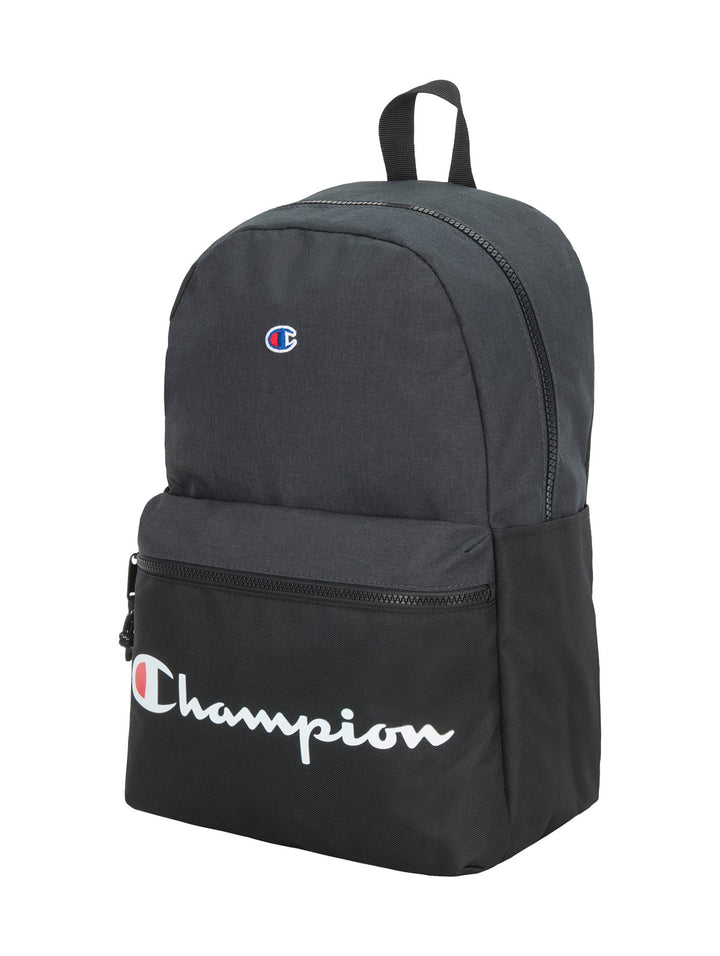 Mochila deportiva color negro de la marca Champion con logotipo blanco en el bolsillo frontal y logo pequeño arriba.