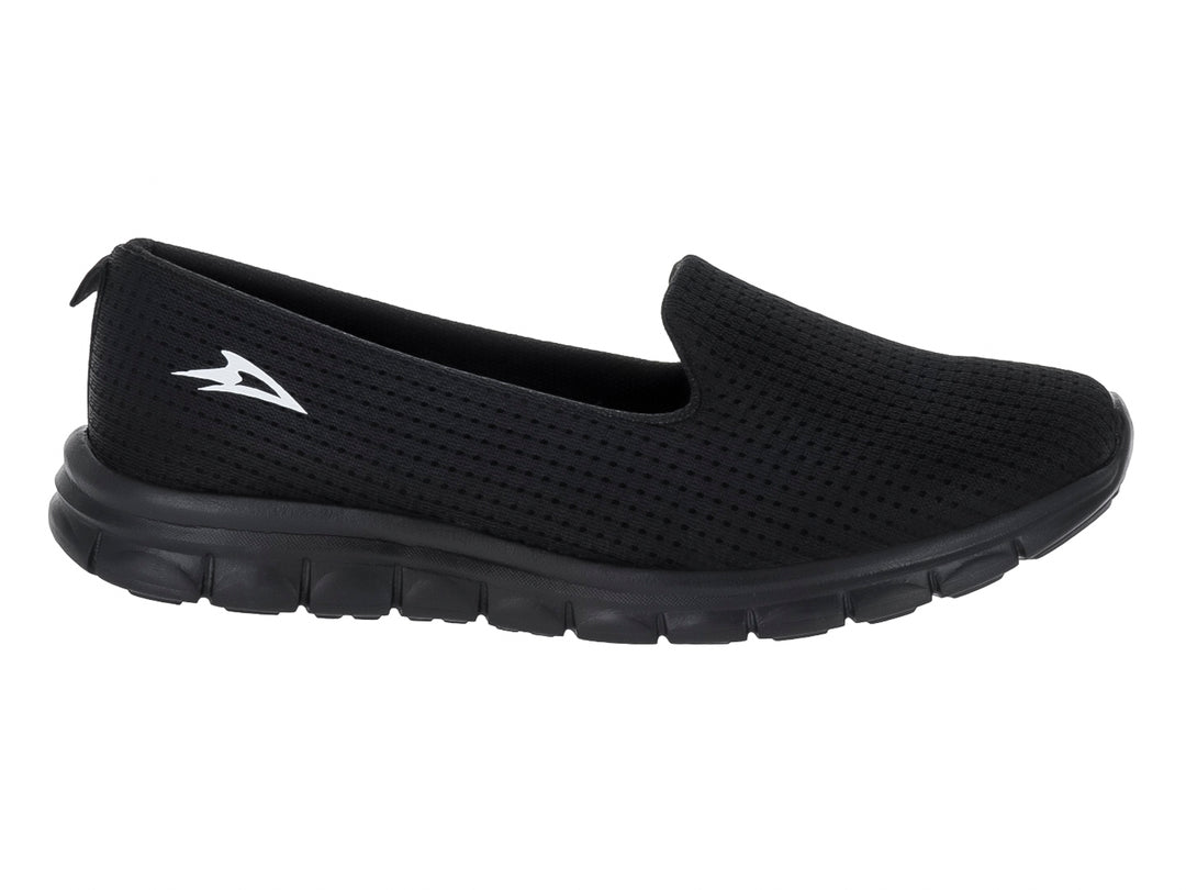 Zapato deportivo slip-on color negro con suela flexible y tejido transpirable.