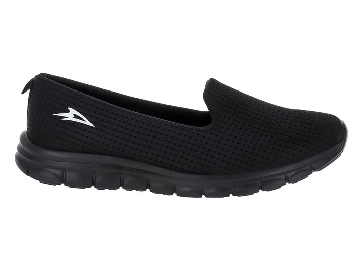 Zapato deportivo slip-on color negro con suela flexible y tejido transpirable.