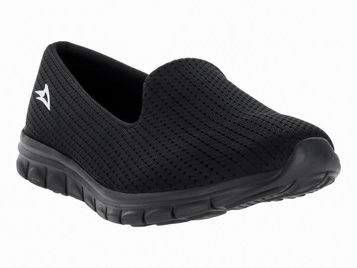 Zapato deportivo slip-on color negro con suela flexible y tejido transpirable.