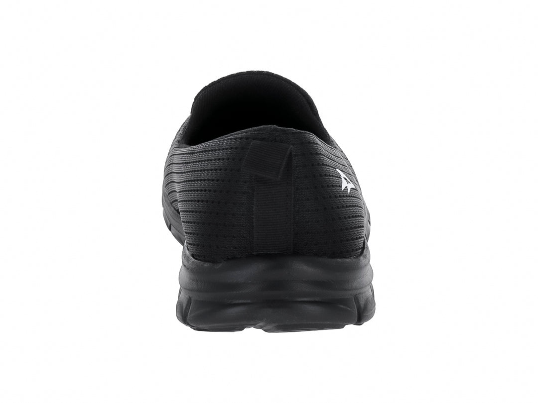 Zapato deportivo slip-on color negro con suela flexible y tejido transpirable.