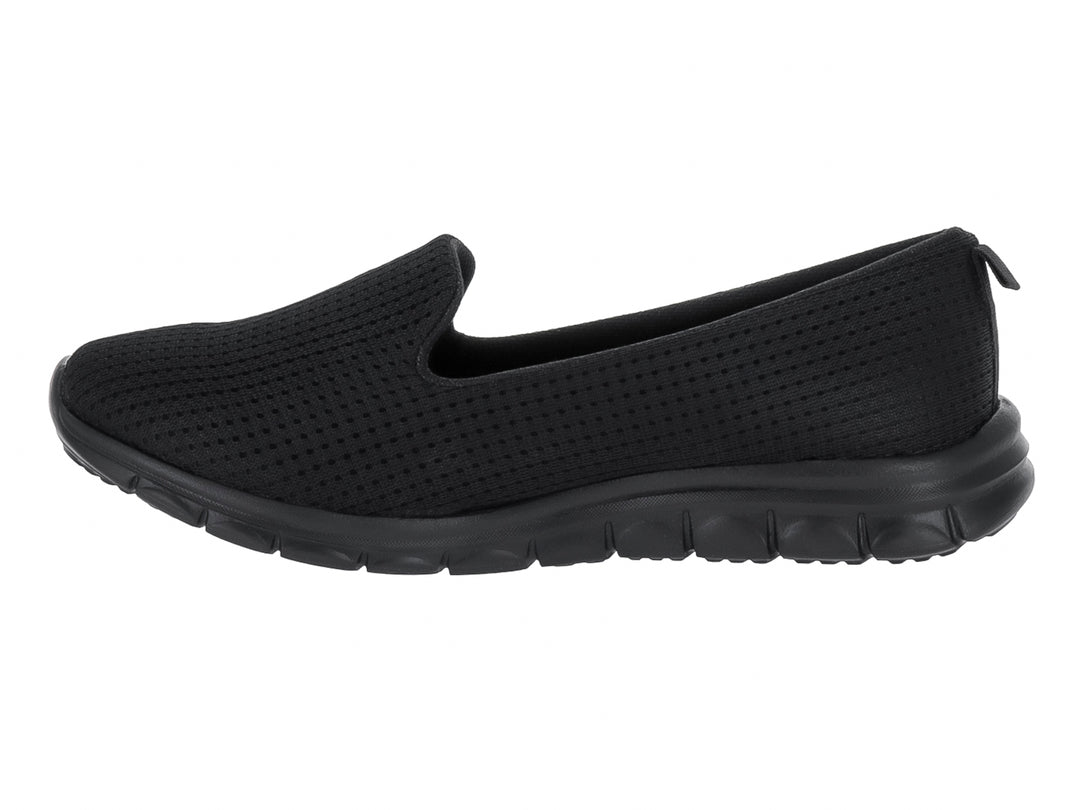 Zapato deportivo slip-on color negro con suela flexible y tejido transpirable.