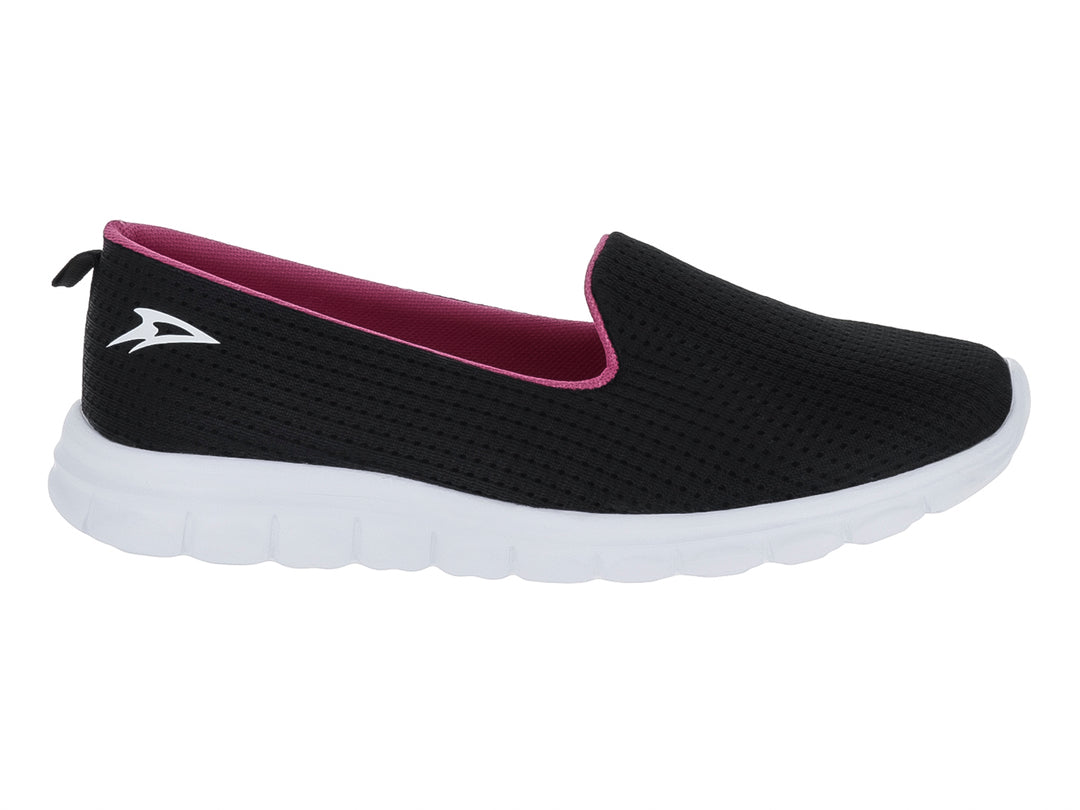 Zapato deportivo slip-on color negro con detalles en fucsia y suela blanca de la marca Andrax.