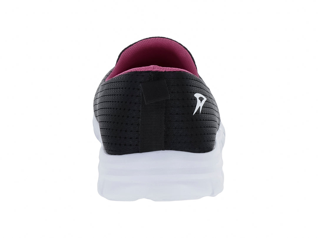Zapato deportivo slip-on color negro con detalles en fucsia y suela blanca de la marca Andrax.