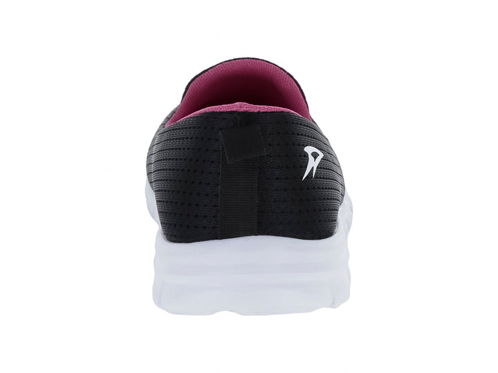 Zapato deportivo slip-on color negro con detalles en fucsia y suela blanca de la marca Andrax.