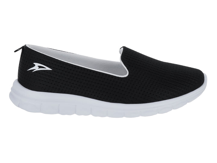 Zapato deportivo slip-on de color negro con suela blanca.