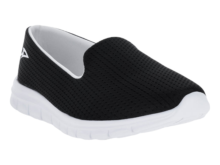 Zapato deportivo slip-on de color negro con suela blanca.