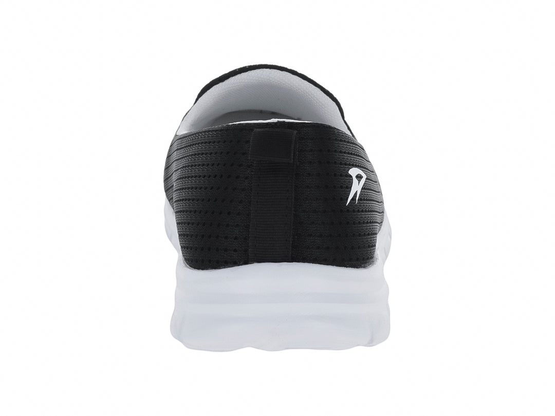 Zapato deportivo slip-on de color negro con suela blanca.