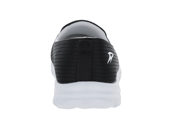 Zapato deportivo slip-on de color negro con suela blanca.