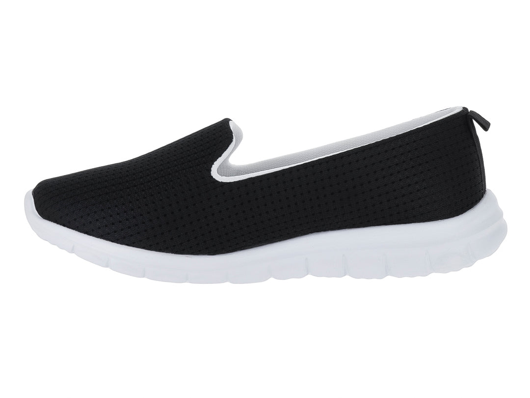 Zapato deportivo slip-on de color negro con suela blanca.